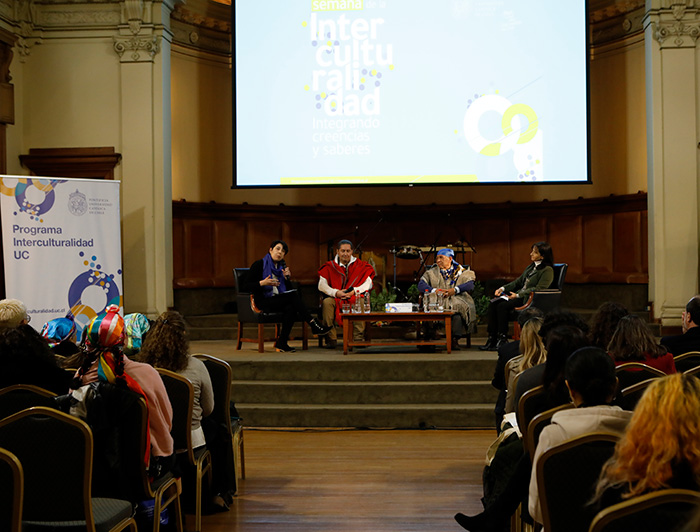 Seminario sobre salud intercultural, con sanadores del pueblo Mapuche, en el Salón de Honor de la UC.