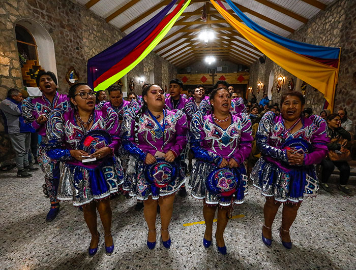 Bailarinas y bailarines de la fiesta de Ayquina usando sus trajes tradicionales.