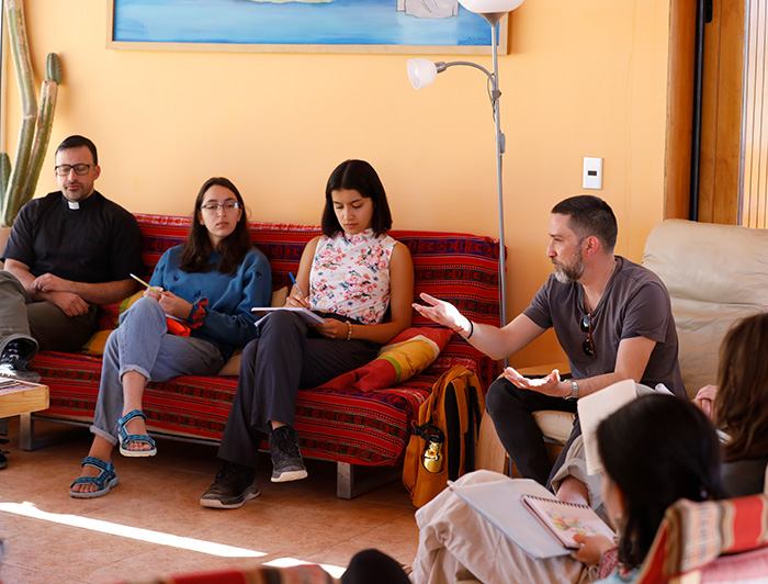 Estudiantes y profesores reflexionando durante la residencia artística en Ayquina.