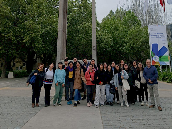 Grupo de estudiantes de pie