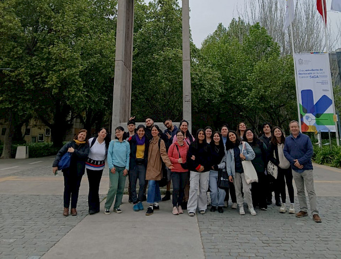 Grupo de estudiantes de pie