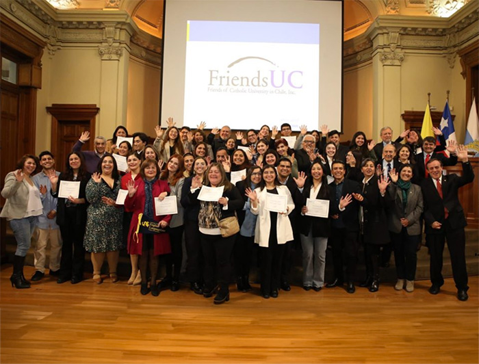 Grupo de becarios de la beca "Liderando el camino" de Friends UC.