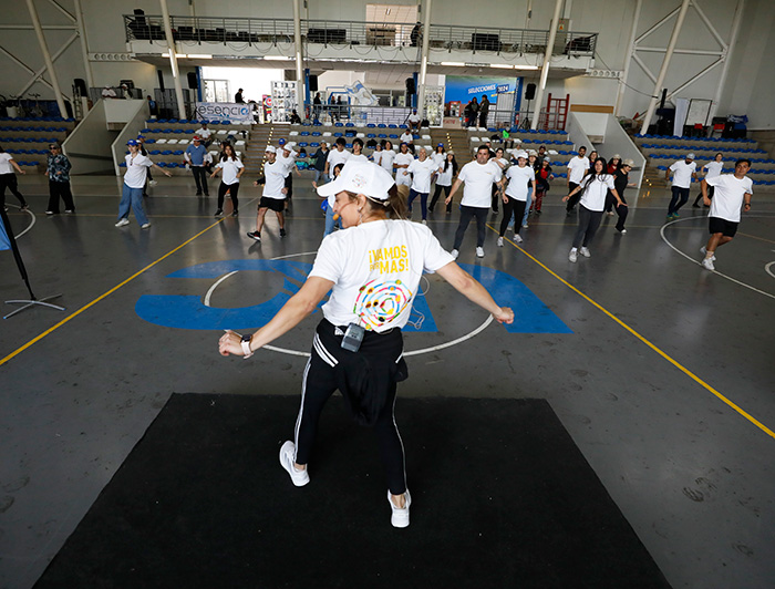 Baile entretenido en jornada deportiva de Futuro UC.