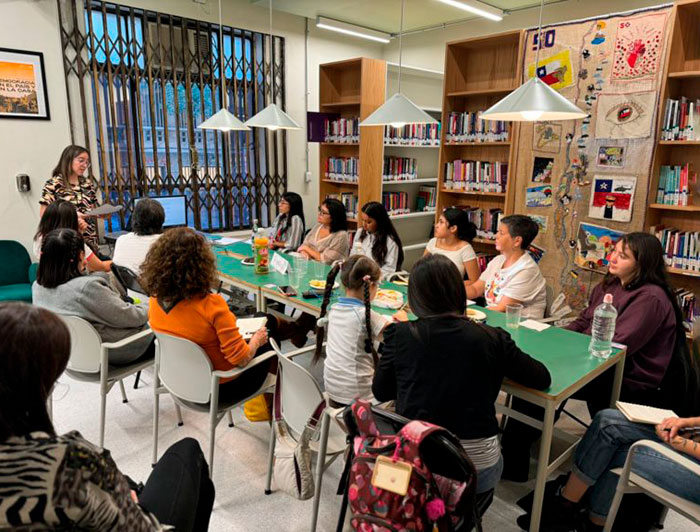 Taller de formación de liderazgo para adolescentes organizado por el proyecto estudiantil Chicas al Frente.