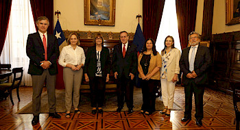 Rectora UdeChile y rector UC con investigadores CECAN. Foto UC César Dellepiane