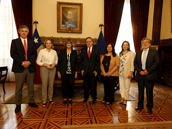 Rectora UdeChile y rector UC con investigadores CECAN. Foto UC César Dellepiane