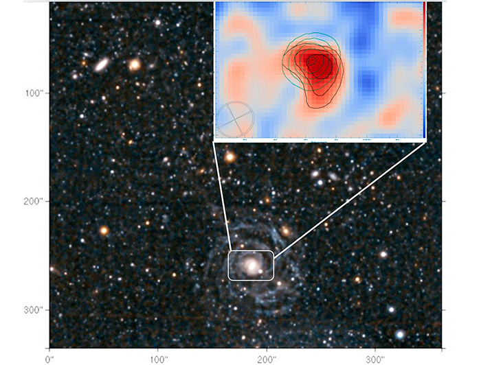 Imagen óptica de la galaxia Mailin 1, donde se muestra el flujo de CO e indica el lugar donde fue encontrado este gas. 