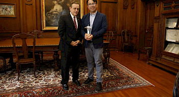 El Rector Ignacio Sánchez y el profesor premiado Patricio Vilches.- Foto César Dellepiane