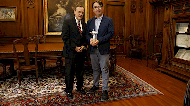 El Rector Ignacio Sánchez y el profesor premiado Patricio Vilches.- Foto César Dellepiane