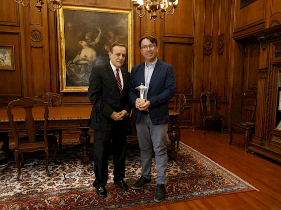 El Rector Ignacio Sánchez y el profesor premiado Patricio Vilches.- Foto César Dellepiane