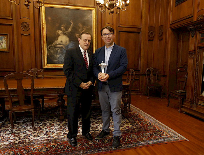 El Rector Ignacio Sánchez y el profesor premiado Patricio Vilches.- Foto César Dellepiane