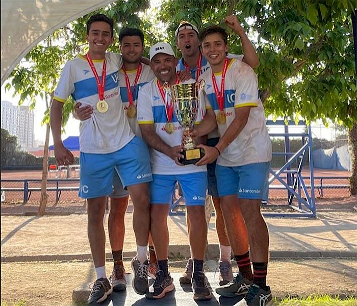 Equipo de Tenis UC junto a la copa del primer lugar en el campeonato LDES