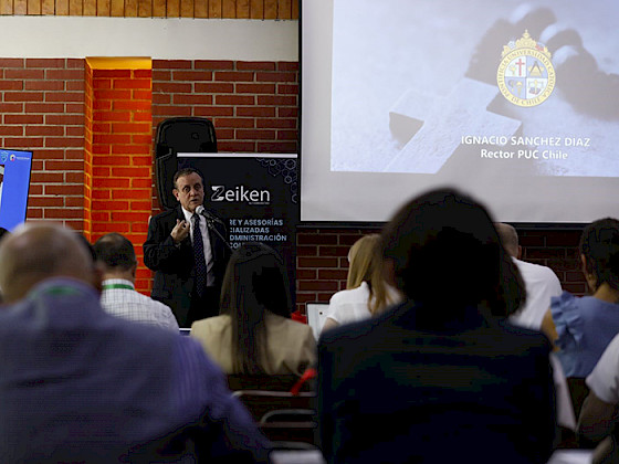 El rector Ignacio Sánchez durante su exposición eLa identidad de los Educadores Católicos: Camino al Jubileo 2025”. nFsoto Cesar Dellepiane. el congreso