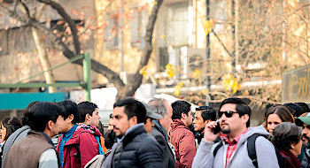 Personas caminando por la calle