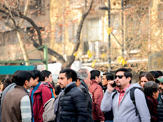 Personas caminando por la calle