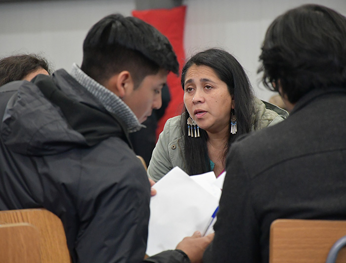 Personas dialogando