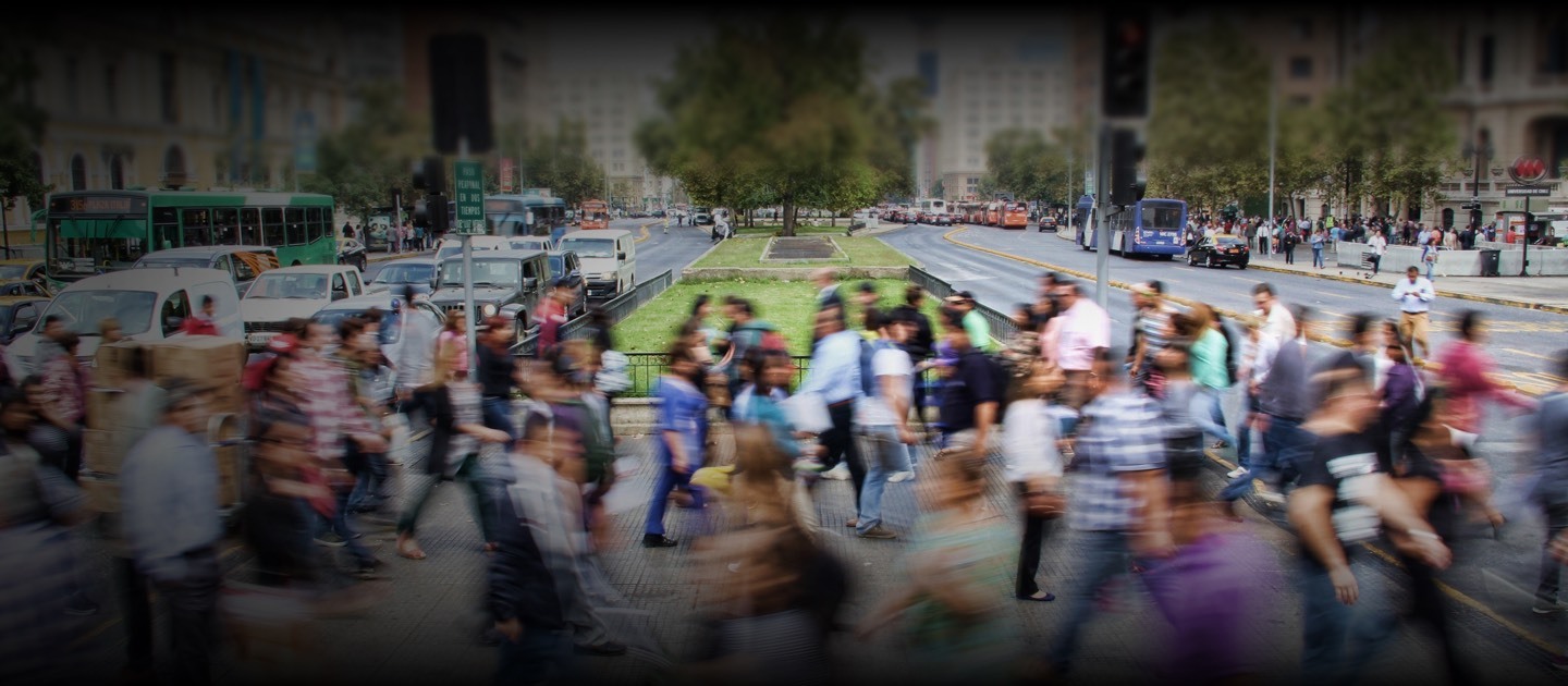 Personas caminan por la calle