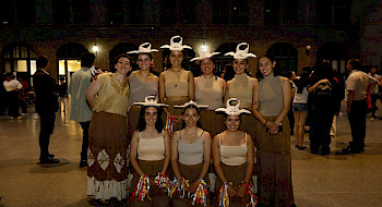 grupo de mujeres de pie