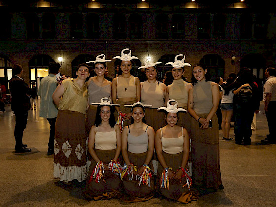 grupo de mujeres de pie