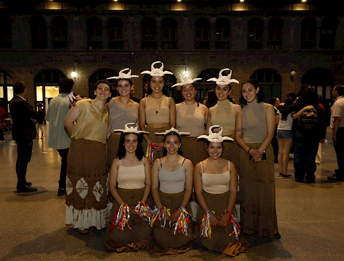 grupo de mujeres de pie