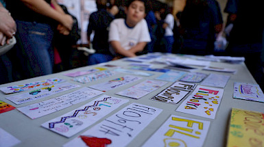 papeles escritos a mano por escolares