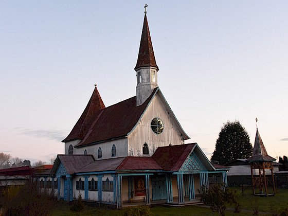 The Mafil Chapel, a wooden structure with a red roof and blue trim, reflects Bavarian architectural influences in southern Chile. (Photo credit: Santiago Bernales)