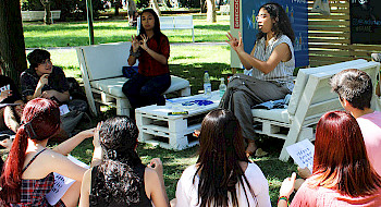 Actividad de enseñanza de lengua de señas en el patio