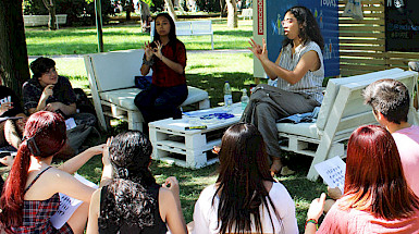 Actividad de enseñanza de lengua de señas en el patio