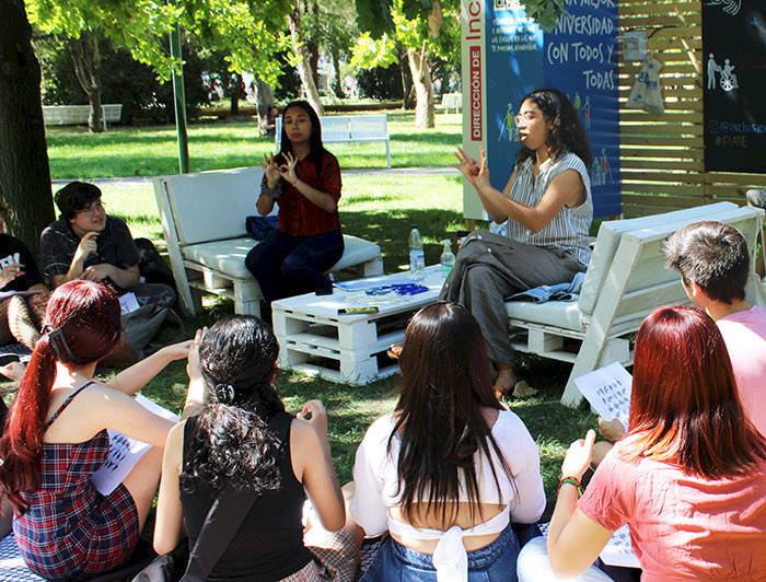 Actividad de enseñanza de lengua de señas en el patio