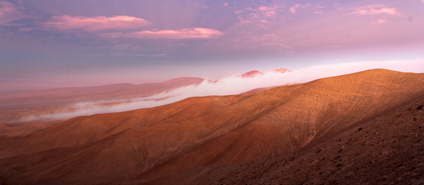 Paisaje del desierto de Atacama con el océano Pacífico de fondo