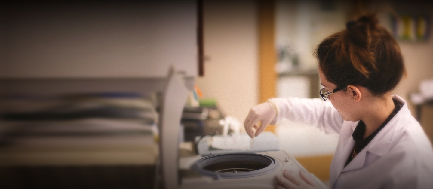 Investigadora trabajando en un laboratorio.