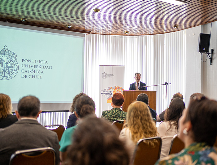 Vicerrector de Investigación Pedro Bouchon hablando en la ceremonia de cierre del proyecto.