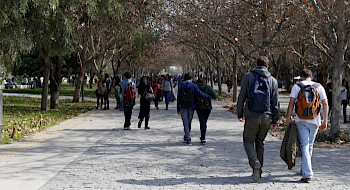 Estudiantes caminando por el Campus San Joaquín UC