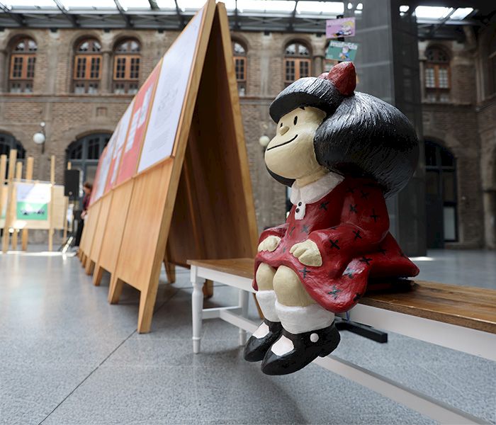 Figura de Mafalda sentada en un banco