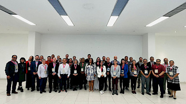 personas de pie posando ante la foto