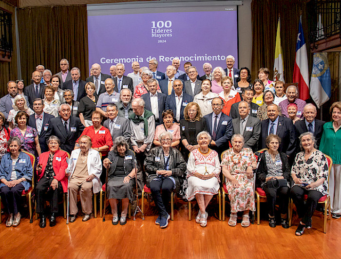 imagen correspondiente a la noticia: "100 Líderes Mayores son reconocidos por su aporte al país"