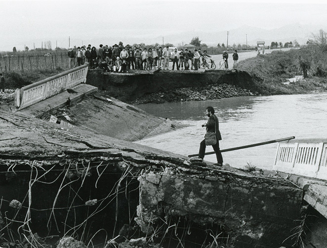 Un hombre caminando por los escombros de un puente.