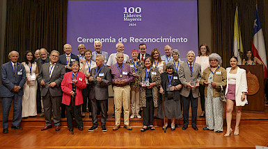 Líderes mayores con el rector Ignacio Sánchez. Foto Dirección de Comunicaciones