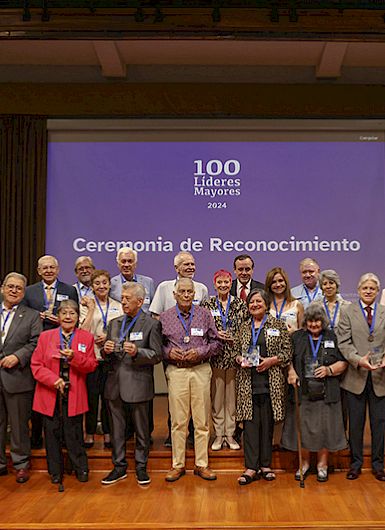 Líderes mayores con el rector Ignacio Sánchez. Foto Dirección de Comunicaciones