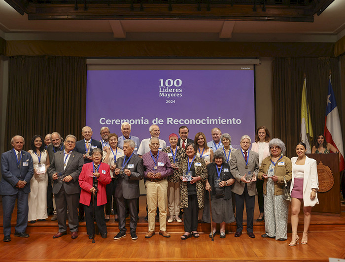 Líderes mayores con el rector Ignacio Sánchez. Foto Dirección de Comunicaciones