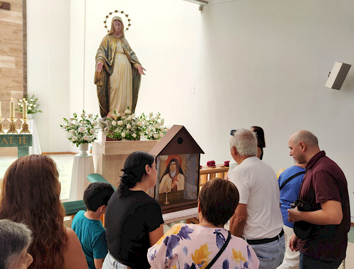 personas alrededor de imagen de la Virgen María