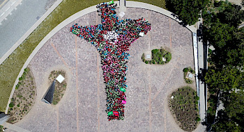 jóvenes formando una cruz