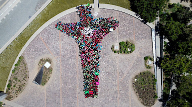 jóvenes formando una cruz