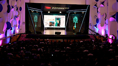 Profesora Carolina Martínez presentando en escenario de Congreso Futuro en 2024.