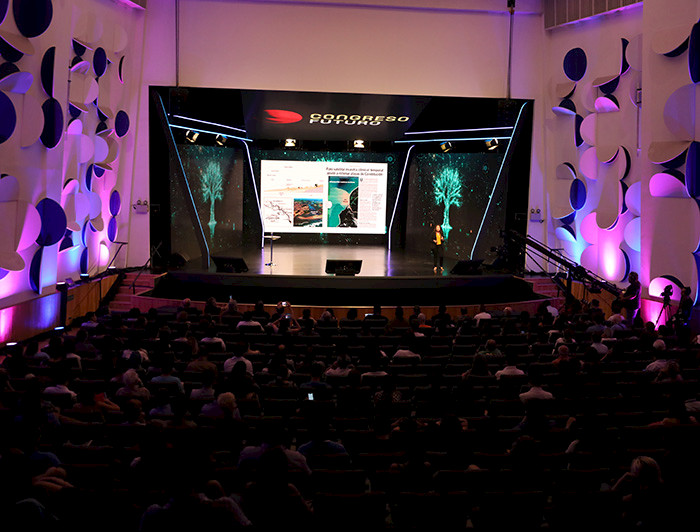 Profesora Carolina Martínez presentando en escenario de Congreso Futuro en 2024.