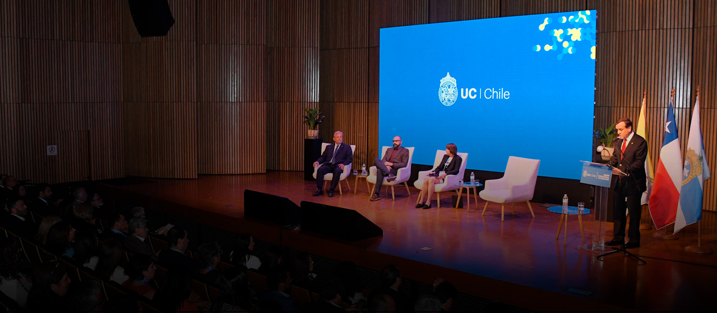 Rector Ignacio Sánchez junto a un panel de expositores en el Summit de Educación