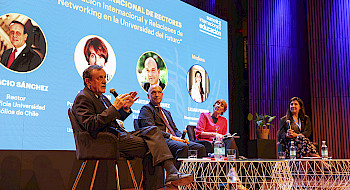 Panel de expertos durante la inauguración del Summit de ES.- Foto Karina Fuenzalida