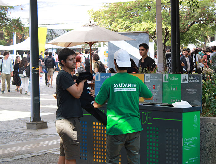 Estudiantes junto a punto de reciclaje 