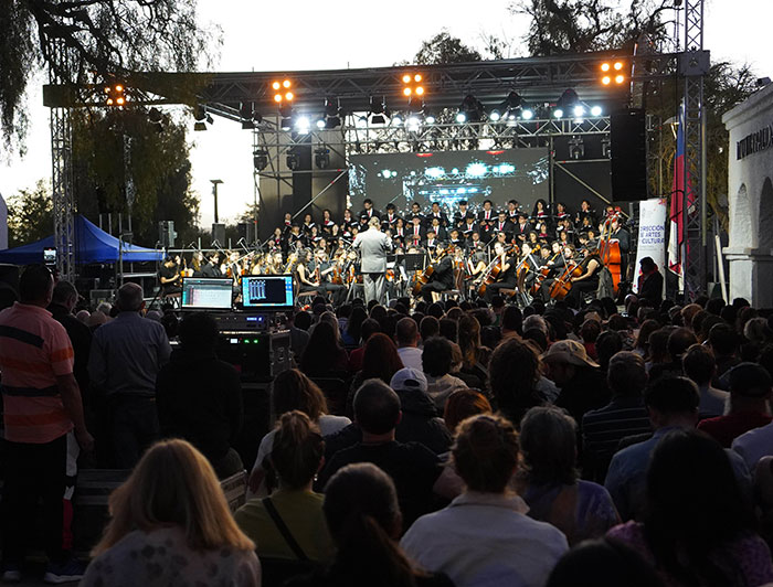 Concierto con gran asistencia de público en la plaza de San Pedro de Atacama.