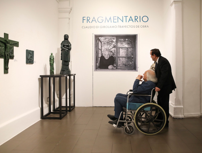 President Ignacio Sánchez and the artist, Claudio DiGirolamo, appreciating artwork at the "Fragmentario: Claudio di Girolamo" exhibition. (Photo credit: UC Chile)